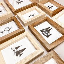 Carica l'immagine nel visualizzatore di Gallery, Cornici portafoto in legno orientabili