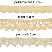 Carica l'immagine nel visualizzatore di Gallery, tovaglia con cervi e puntini rossa o verde