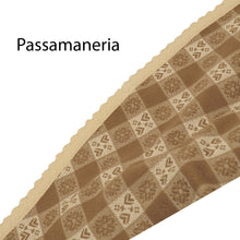 Carica l'immagine nel visualizzatore di Gallery, Tovaglie con tessuto tirolese con cuori e fiori SFRANGIATE