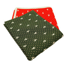 Carica l'immagine nel visualizzatore di Gallery, tovaglia con cervi e puntini rossa o verde