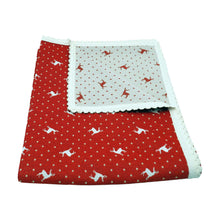 Carica l'immagine nel visualizzatore di Gallery, tovaglia con cervi e puntini rossa o verde