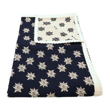 Carica l'immagine nel visualizzatore di Gallery, Tovaglia double face stelle alpine con PASSAMANERIA