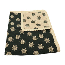 Carica l'immagine nel visualizzatore di Gallery, Tovaglia double face stelle alpine con PASSAMANERIA