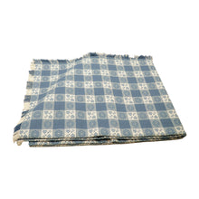 Carica l'immagine nel visualizzatore di Gallery, Tovaglie con tessuto tirolese con cuori e fiori con PASSAMANERIA