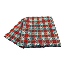 Carica l'immagine nel visualizzatore di Gallery, Tovaglie con tessuto tirolese con cuori e fiori SFRANGIATE