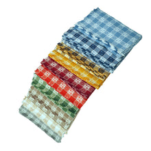 Carica l'immagine nel visualizzatore di Gallery, Tovaglie con tessuto tirolese con cuori e fiori con PASSAMANERIA