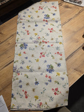 Carica l'immagine nel visualizzatore di Gallery, Tovaglia in lino con fiori di montagna
