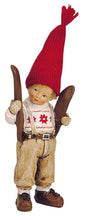 Carica l&#39;immagine nel visualizzatore di Gallery, Bambini sciatori in resina con berretto invernale in tessuto rosso
