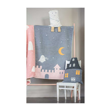 Carica l&#39;immagine nel visualizzatore di Gallery, Coperta per bambino in cotone con castello e fantasmino
